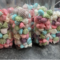 barevné cukrové pusinky